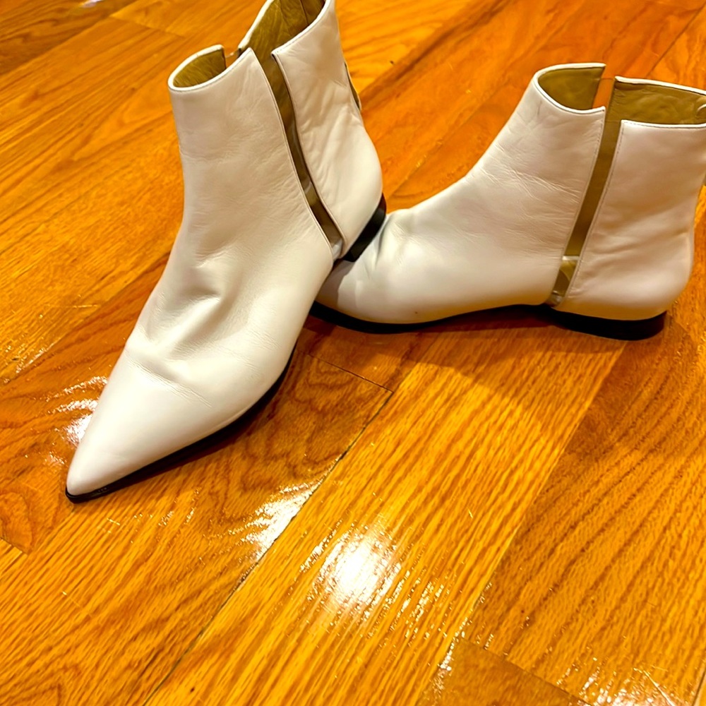 Almost new excellent white booties worn only twice